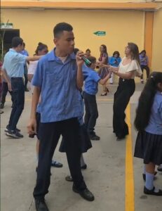 alumno-cantando