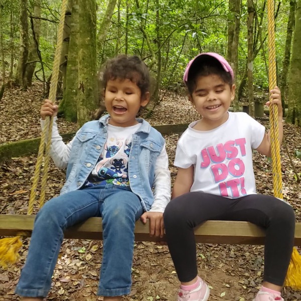 Foto de niñas en un columpio
