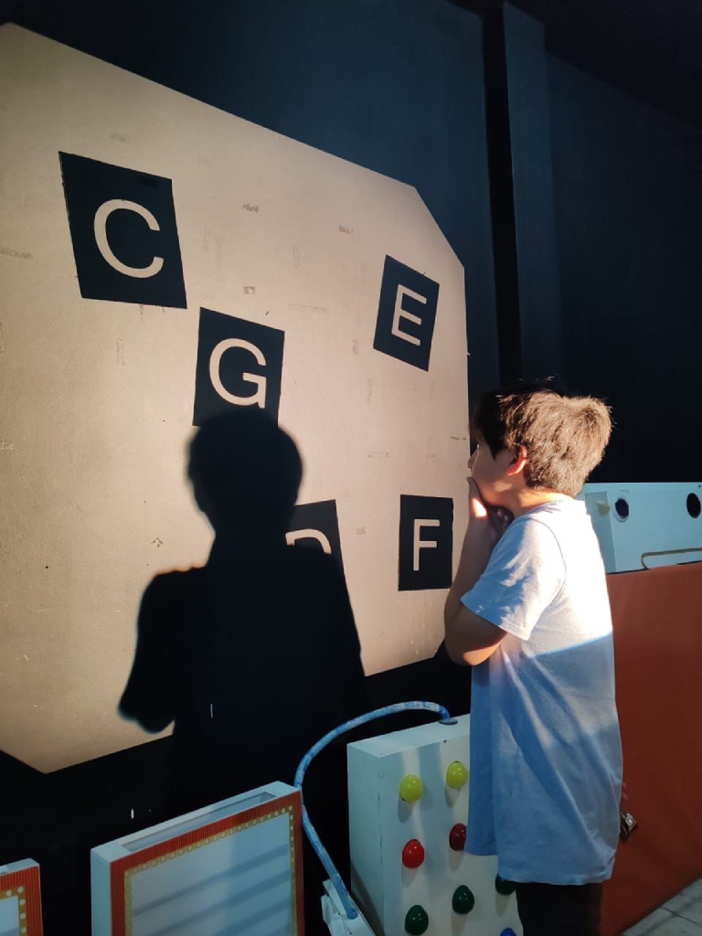 Foto de niño aprendiendo, programa básica