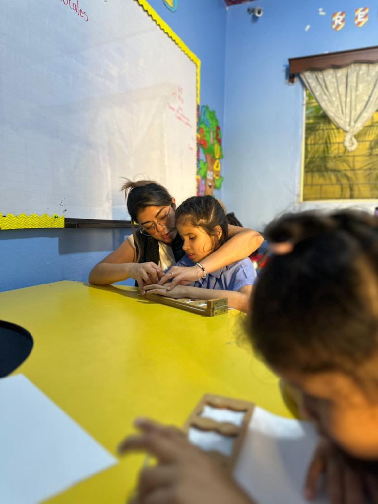 Foto de niño aprendiendo, programa básica