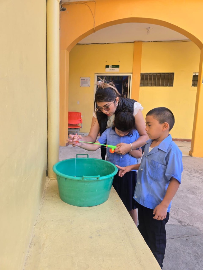 Foto de niños aprendiendo, programa básica