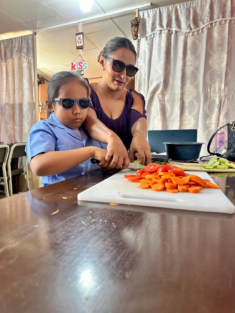 Foto de niña aprendiendo acocinar, programa básica