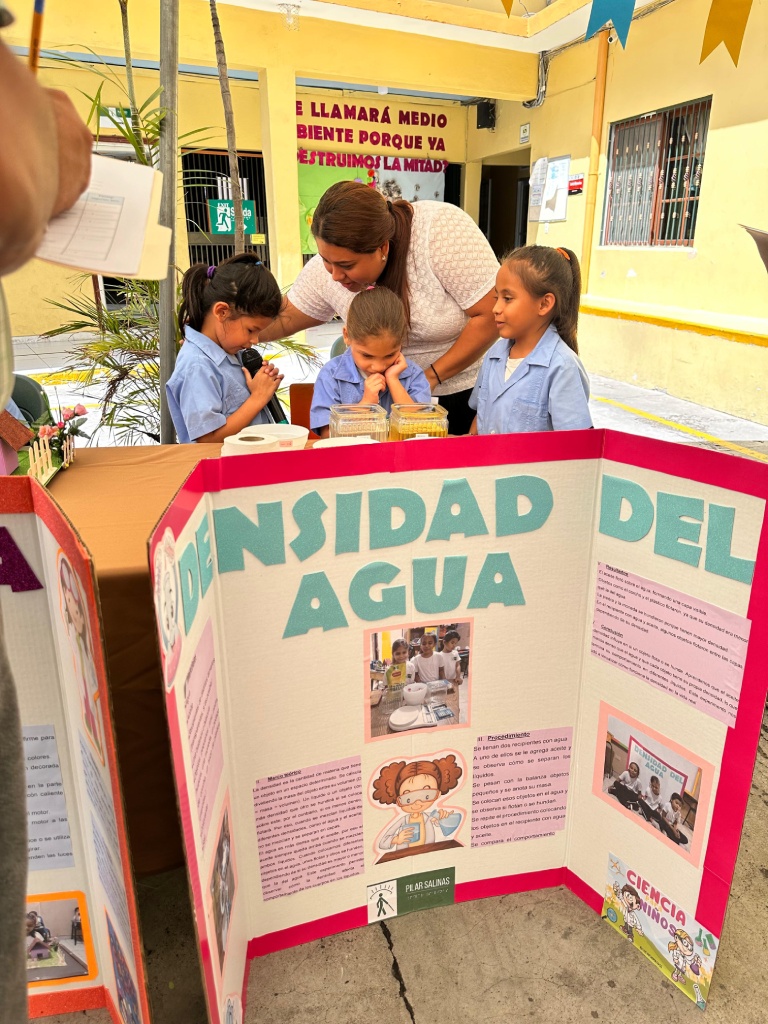 Foto de niños aprendiendo, programa básica
