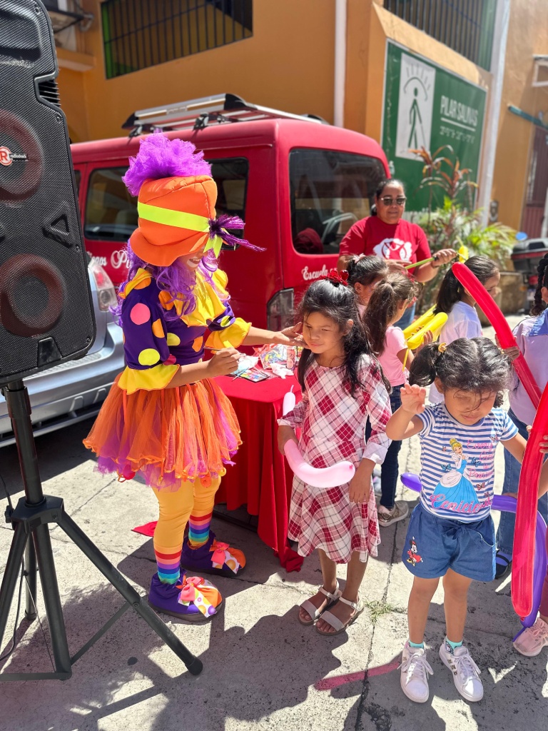 Foto de niños aprendiendo, programa básica