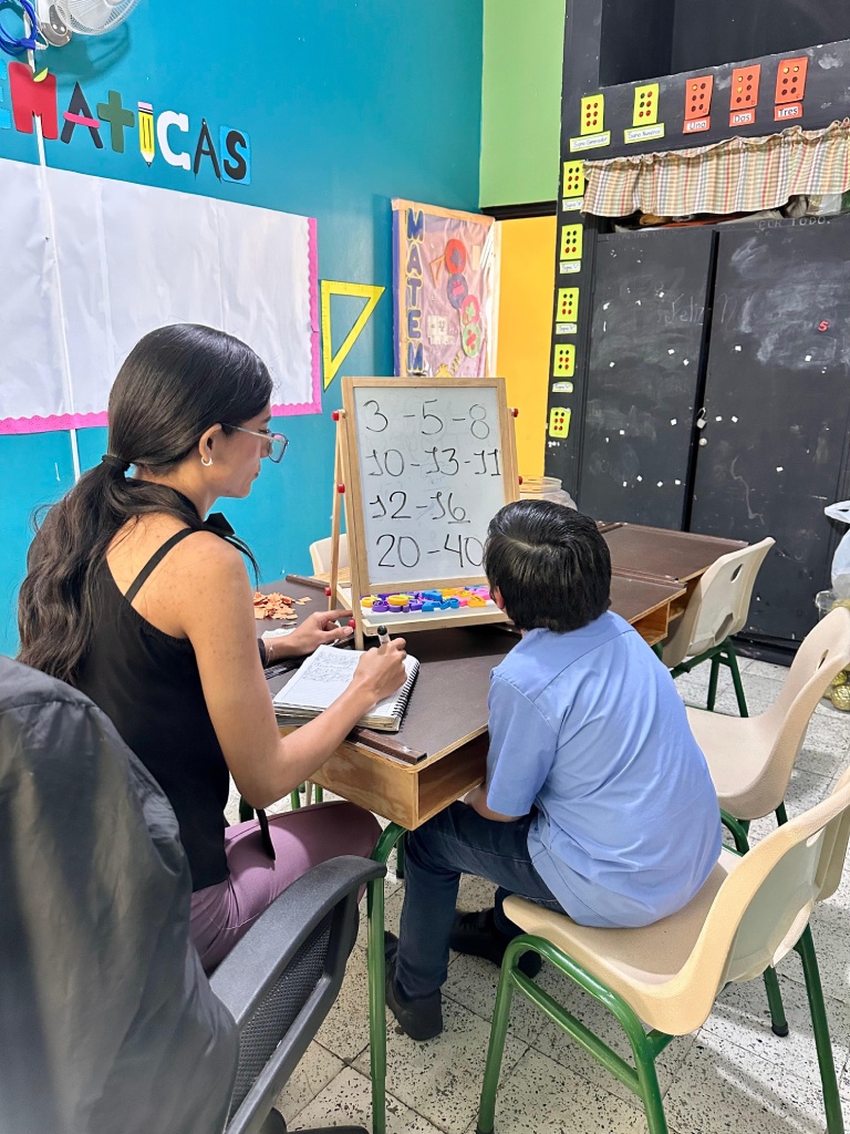 Foto de niños aprendiendo números, programa básica